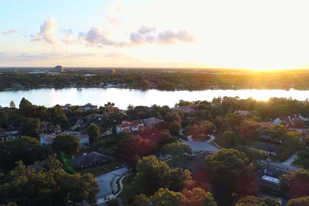 Vista aérea de casas de Orlando junto a Sunset Lake (Florida)