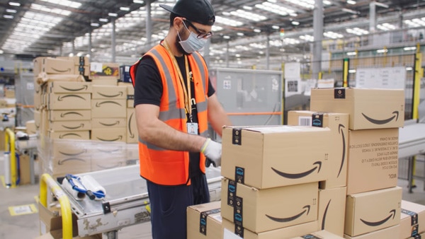 Trabajador de Amazon revisando los pedidos